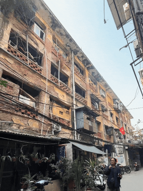 Bên trong khu tập thể ở phố cổ Hà Nội xập xệ như Bên trong khu tập thể ở phố cổ Hà Nội xập xệ như