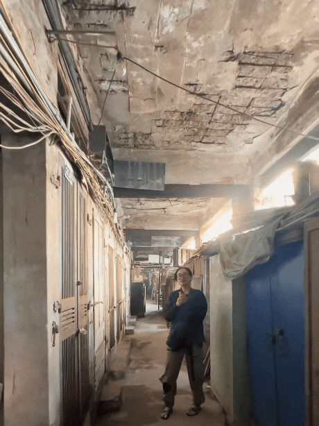 Bên trong khu tập thể ở phố cổ Hà Nội xập xệ như Bên trong khu tập thể ở phố cổ Hà Nội xập xệ như