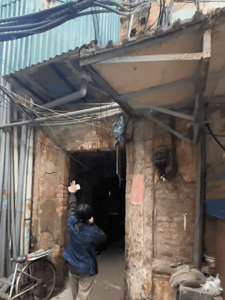 Bên trong khu tập thể ở phố cổ Hà Nội xập xệ như Bên trong khu tập thể ở phố cổ Hà Nội xập xệ như