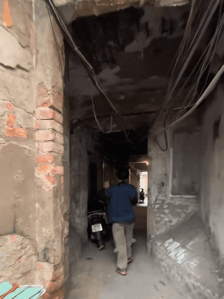 Bên trong khu tập thể ở phố cổ Hà Nội xập xệ như Bên trong khu tập thể ở phố cổ Hà Nội xập xệ như