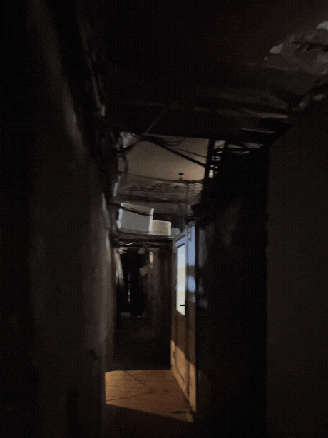 Bên trong khu tập thể ở phố cổ Hà Nội xập xệ như Bên trong khu tập thể ở phố cổ Hà Nội xập xệ như