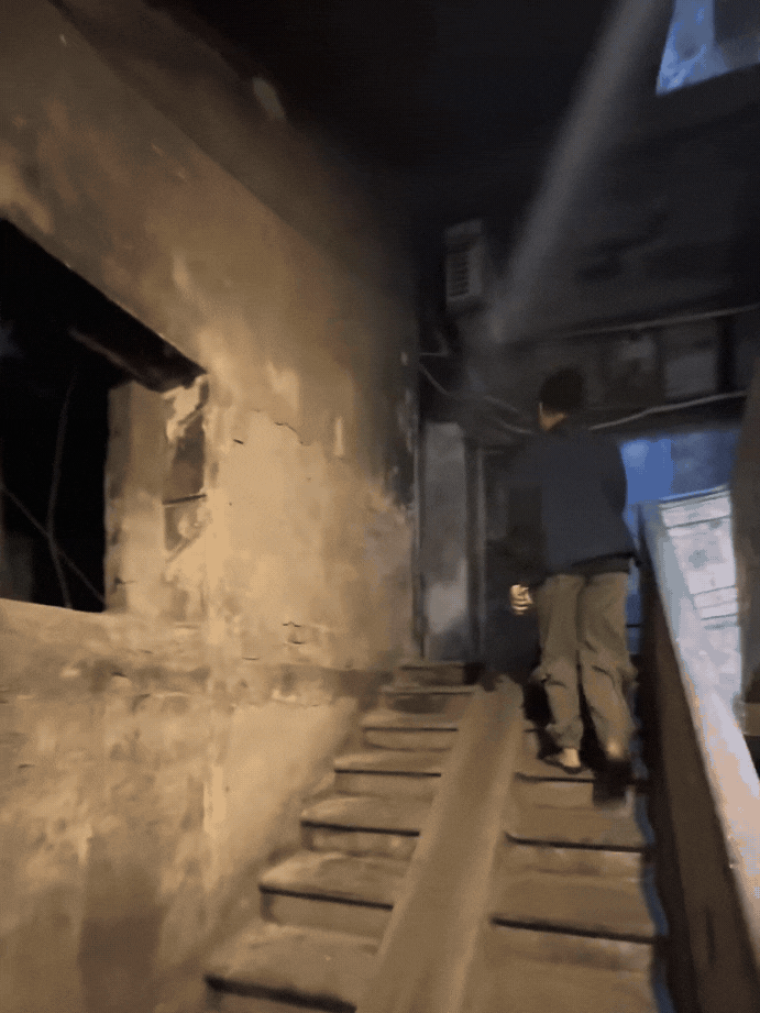 Bên trong khu tập thể ở phố cổ Hà Nội xập xệ như Bên trong khu tập thể ở phố cổ Hà Nội xập xệ như