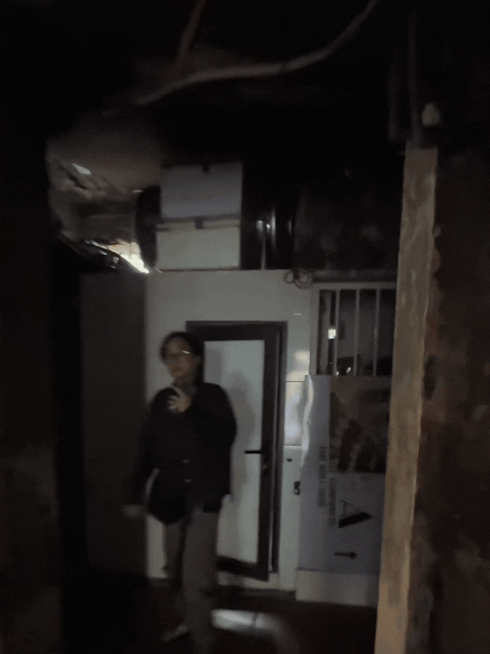 Bên trong khu tập thể ở phố cổ Hà Nội xập xệ như Bên trong khu tập thể ở phố cổ Hà Nội xập xệ như