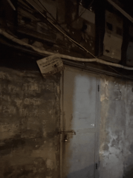 Bên trong khu tập thể ở phố cổ Hà Nội xập xệ như Bên trong khu tập thể ở phố cổ Hà Nội xập xệ như