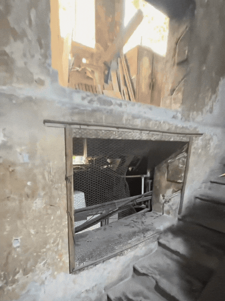 Bên trong khu tập thể ở phố cổ Hà Nội xập xệ như Bên trong khu tập thể ở phố cổ Hà Nội xập xệ như