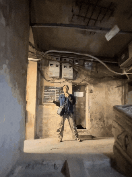 Bên trong khu tập thể ở phố cổ Hà Nội xập xệ như Bên trong khu tập thể ở phố cổ Hà Nội xập xệ như