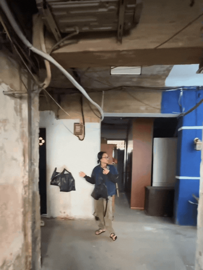 Bên trong khu tập thể ở phố cổ Hà Nội xập xệ như Bên trong khu tập thể ở phố cổ Hà Nội xập xệ như