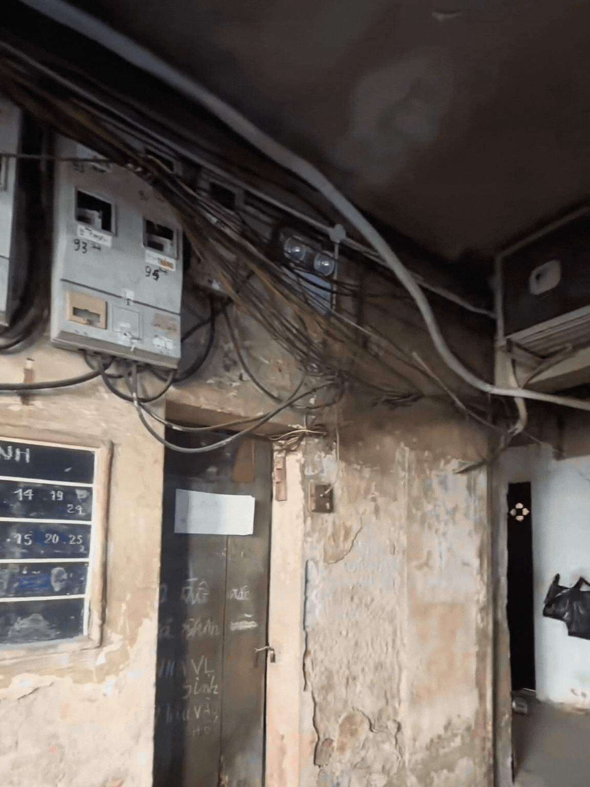 Bên trong khu tập thể ở phố cổ Hà Nội xập xệ như Bên trong khu tập thể ở phố cổ Hà Nội xập xệ như