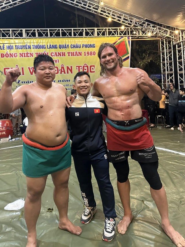 Cả triệu người xem đô vật ngoại quốc 'oanh tạc' hội làng ở Hà Nội- Ảnh 2.