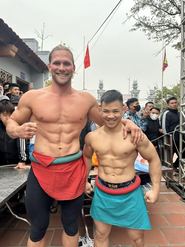 Cả triệu người xem đô vật ngoại quốc 'oanh tạc' hội làng ở Hà Nội- Ảnh 1.
