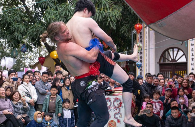 Cả triệu người xem đô vật ngoại quốc 'oanh tạc' hội làng ở Hà Nội- Ảnh 3.