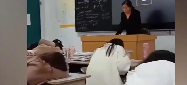 2 bức ảnh đối lập gây nhức nhối lòng cha mẹ – Đây là lý do nhiều người phải cho con học trường danh tiếng bằng được!- Ảnh 2.