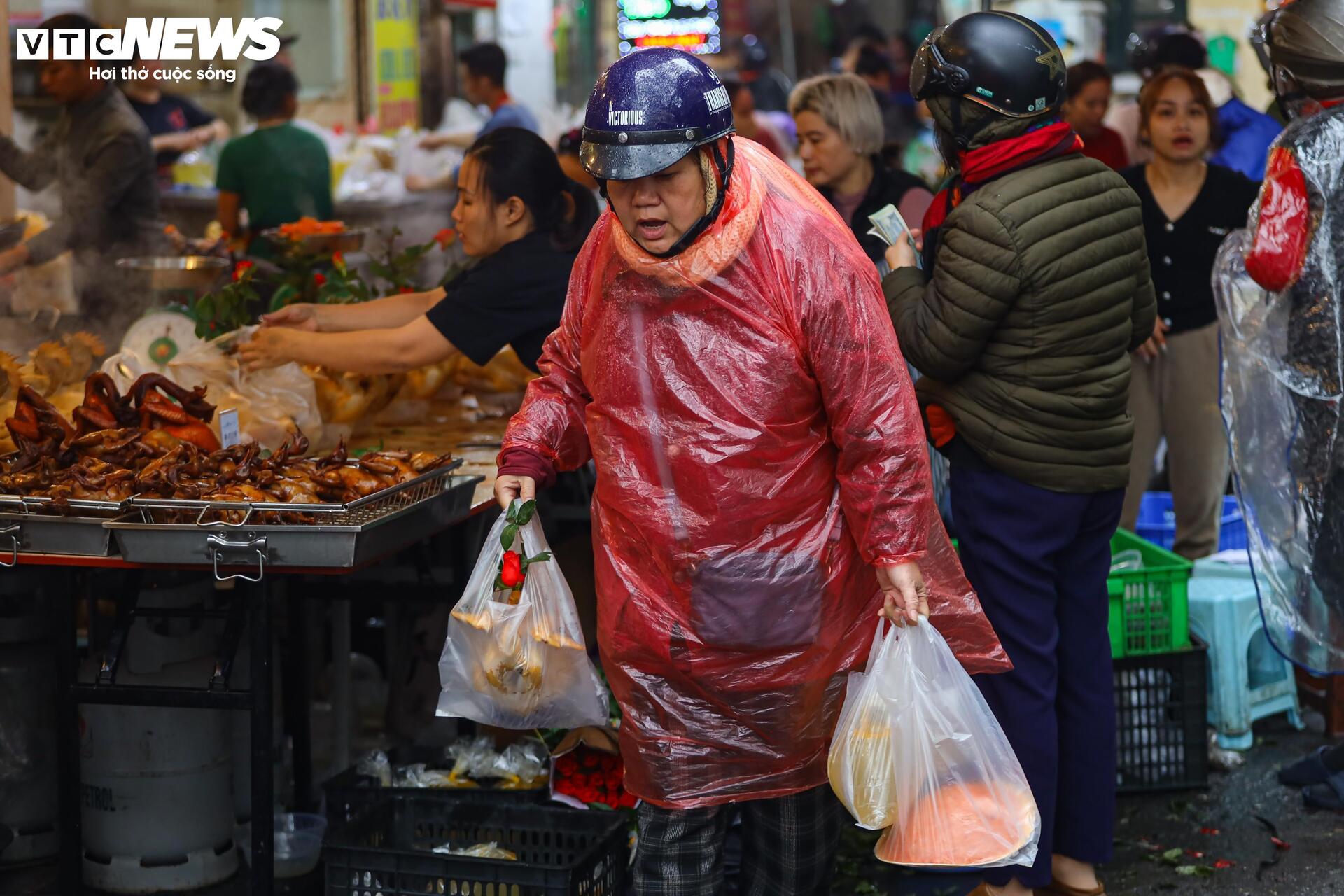 Người Hà Nội đội mưa sắm đồ cúng rằm tháng Giêng, giá hoa tươi vẫn đắt ngang Tết- Ảnh 22.