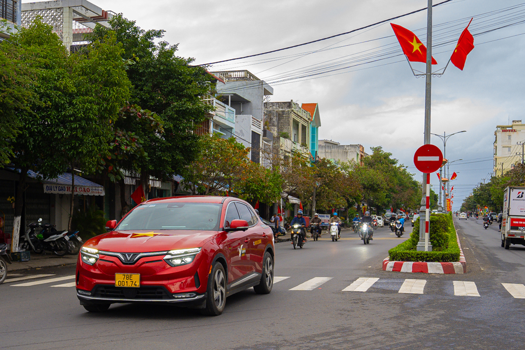 Xe VinFast 'phủ kín' chợ, quán cà phê, người dân dùng đón con, đưa dâu.., ước mơ của tỷ phú Phạm Nhật Vượng đang dần thành hiện thực- Ảnh 12.