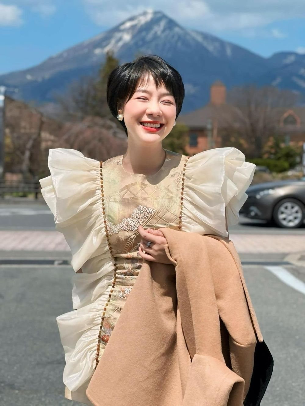 Profile 'khủng' của nữ diễn viên trong bộ phim vừa đánh bại Bộ tứ báo thủ: CEO một thương hiệu mỹ phẩm, từng đăng quang Hoa hậu, thủ khoa ĐH Sân khấu Điện ảnh- Ảnh 2.