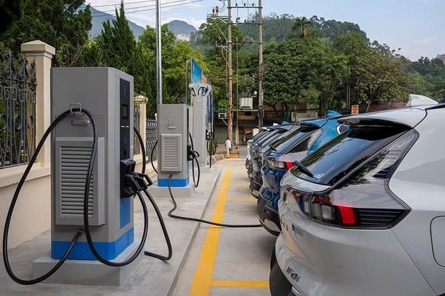 Tỷ phú Phạm Nhật Vượng chơi lớn tại Indonesia: Miễn phí sạc xe điện tại hệ thống trạm sạc do V-Green vận hành trong 3 năm- Ảnh 1.