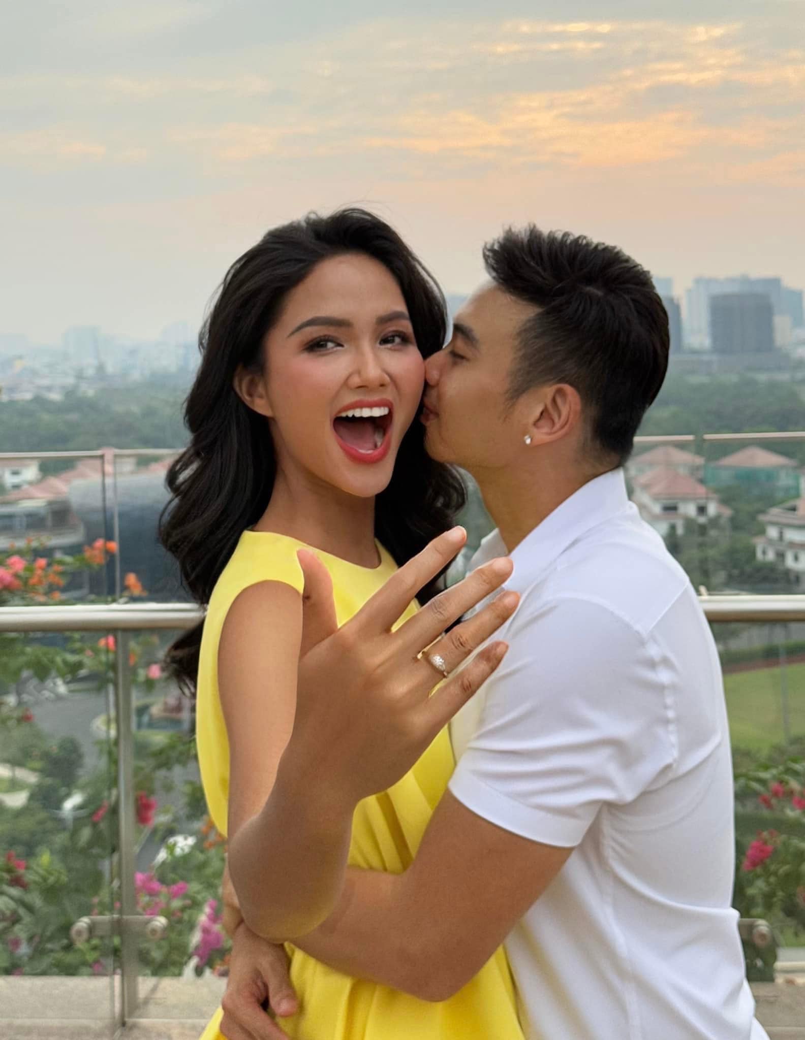 H'Hen Niê lộ diện sau khi công khai chồng, bật mí chuyện không ai ngờ về chiếc nhẫn cưới hơn 100 triệu- Ảnh 4. H'Hen Niê lộ diện sau khi công khai chồng, bật mí chuyện không ai ngờ về chiếc nhẫn cưới hơn 100 triệu- Ảnh 4.