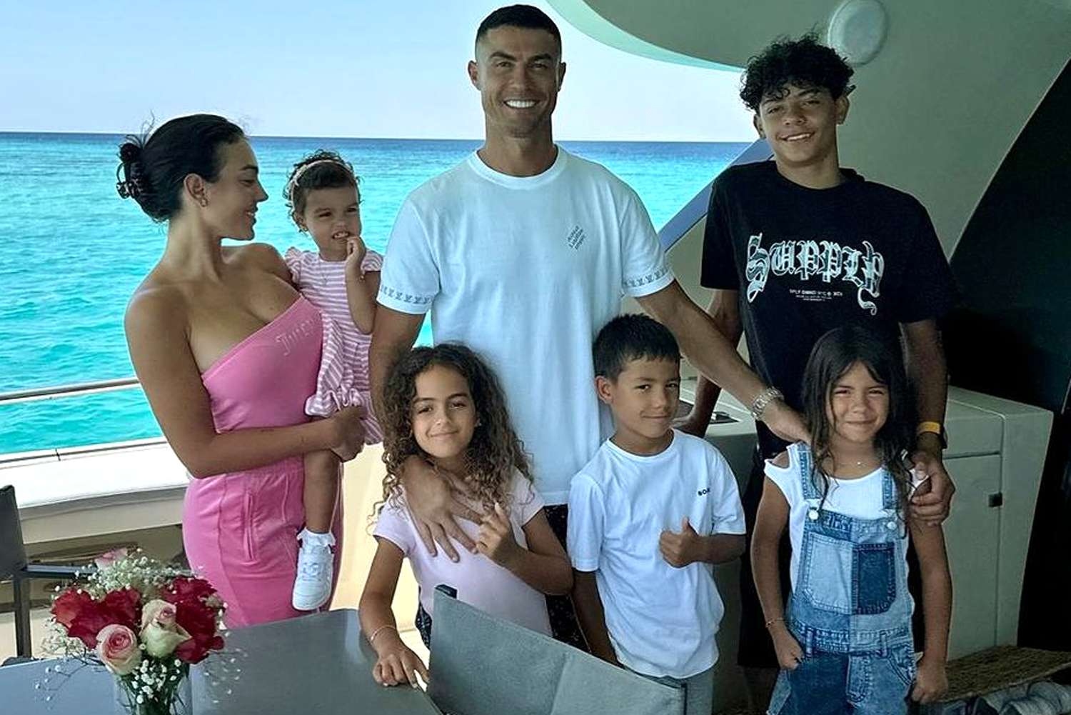 Ronaldo và bạn gái khoe món quà “của ít lòng nhiều” nhận được từ các nhóc tì, dân tình tấm tắc khen dạy con khéo- Ảnh 2. Ronaldo và bạn gái khoe món quà “của ít lòng nhiều” nhận được từ các nhóc tì, dân tình tấm tắc khen dạy con khéo- Ảnh 2.