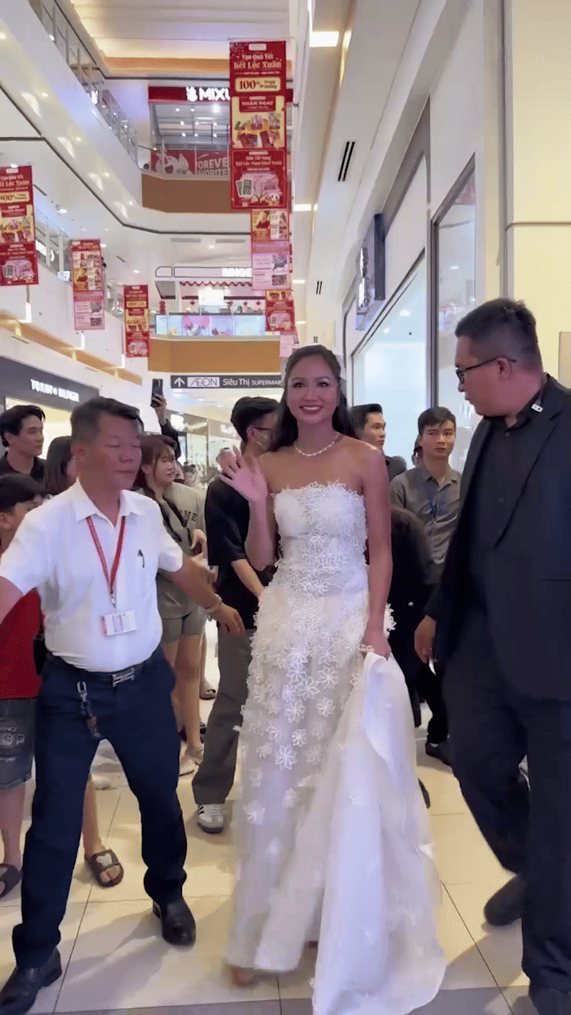 H'Hen Niê lộ diện sau khi công khai chồng, bật mí chuyện không ai ngờ về chiếc nhẫn cưới hơn 100 triệu- Ảnh 1. H'Hen Niê lộ diện sau khi công khai chồng, bật mí chuyện không ai ngờ về chiếc nhẫn cưới hơn 100 triệu- Ảnh 1.