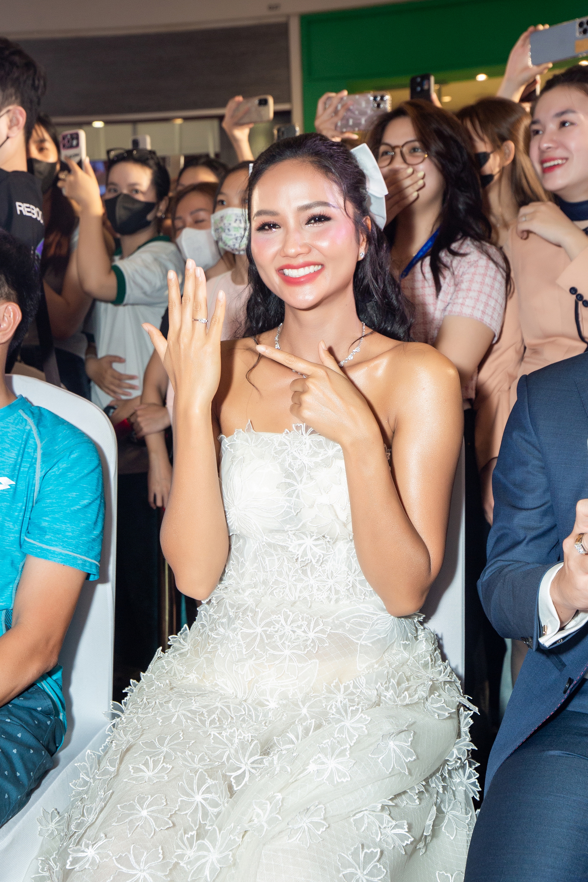 H'Hen Niê lộ diện sau khi công khai chồng, bật mí chuyện không ai ngờ về chiếc nhẫn cưới hơn 100 triệu- Ảnh 2. H'Hen Niê lộ diện sau khi công khai chồng, bật mí chuyện không ai ngờ về chiếc nhẫn cưới hơn 100 triệu- Ảnh 2.