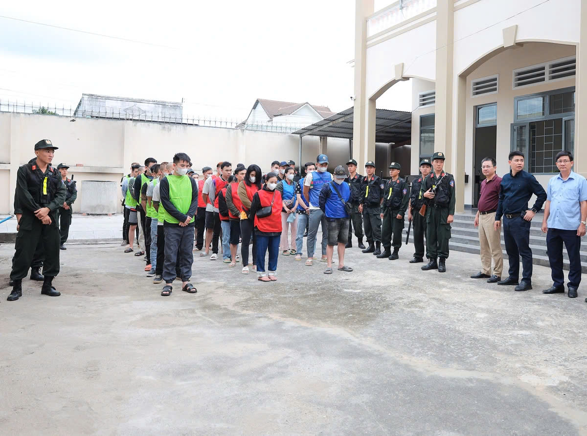 Bắt giữ 56 đối tượng lừa đảo xuyên quốc gia hoạt động tại Philippines, Campuchia- Ảnh 1. Bắt giữ 56 đối tượng lừa đảo xuyên quốc gia hoạt động tại Philippines, Campuchia- Ảnh 1.