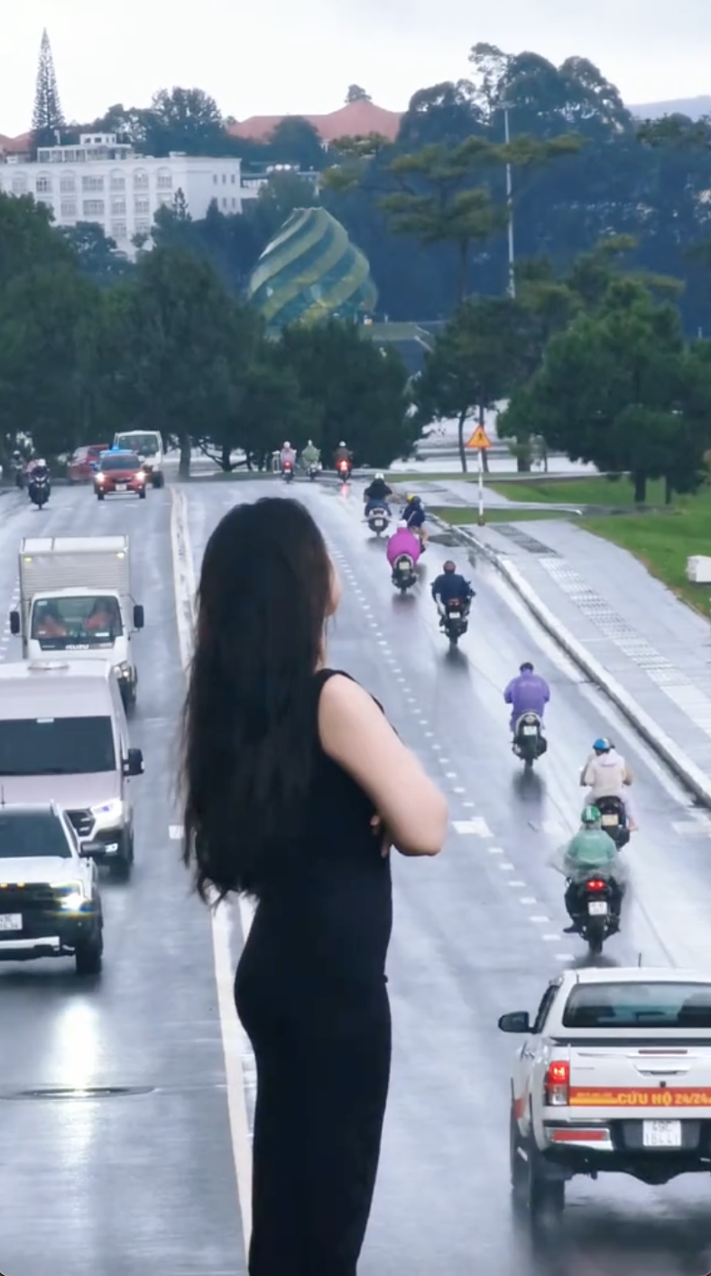 Địa điểm chụp ảnh miễn phí ở Đà Lạt bỗng trở thành hot trend TikTok, trời tối mịt vẫn đông nghịt người- Ảnh 4. Địa điểm chụp ảnh miễn phí ở Đà Lạt bỗng trở thành hot trend TikTok, trời tối mịt vẫn đông nghịt người- Ảnh 4.