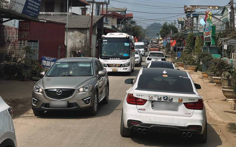 Dòng người khắp nơi đổ về Mộc Châu "săn" hoa mận: Ô tô xếp hàng dài, 30 phút mới "nhích" được 1km- Ảnh 1. Dòng người khắp nơi đổ về Mộc Châu "săn" hoa mận: Ô tô xếp hàng dài, 30 phút mới "nhích" được 1km- Ảnh 1.