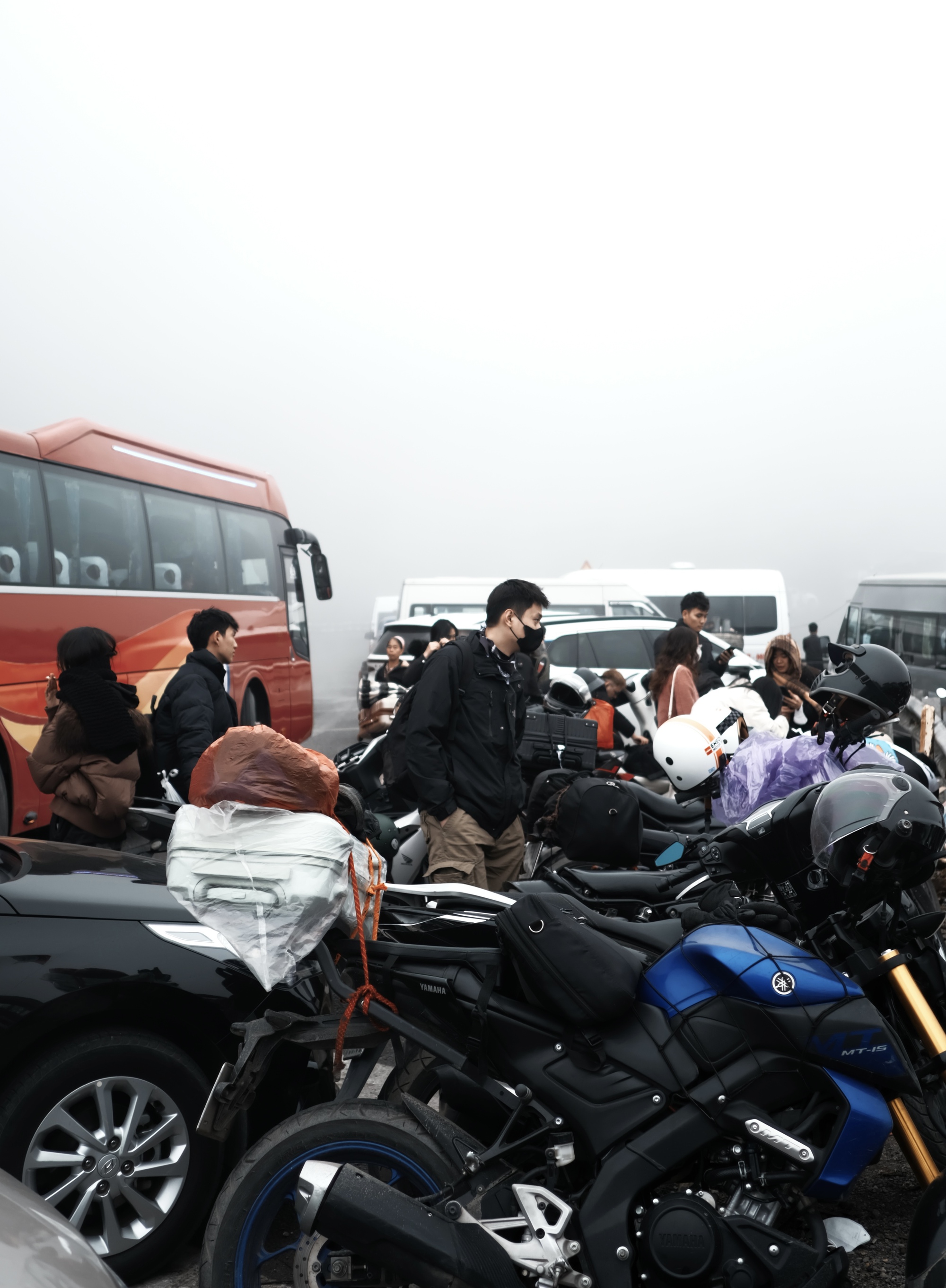 Dòng người khắp nơi đổ về Mộc Châu "săn" hoa mận: Ô tô xếp hàng dài, 30 phút mới "nhích" được 1km- Ảnh 10. Dòng người khắp nơi đổ về Mộc Châu "săn" hoa mận: Ô tô xếp hàng dài, 30 phút mới "nhích" được 1km- Ảnh 10.