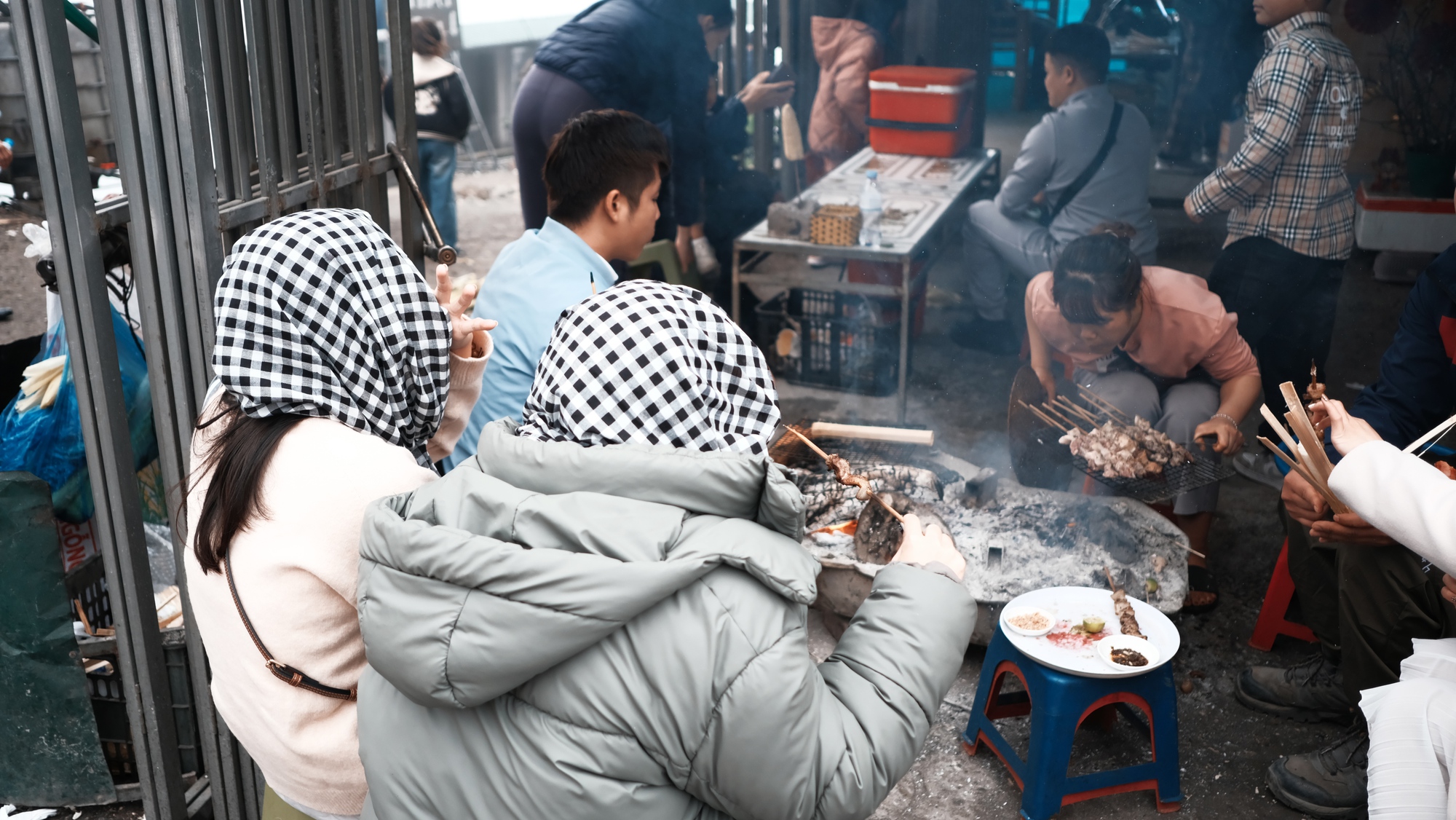 Dòng người khắp nơi đổ về Mộc Châu "săn" hoa mận: Ô tô xếp hàng dài, 30 phút mới "nhích" được 1km- Ảnh 8. Dòng người khắp nơi đổ về Mộc Châu "săn" hoa mận: Ô tô xếp hàng dài, 30 phút mới "nhích" được 1km- Ảnh 8.