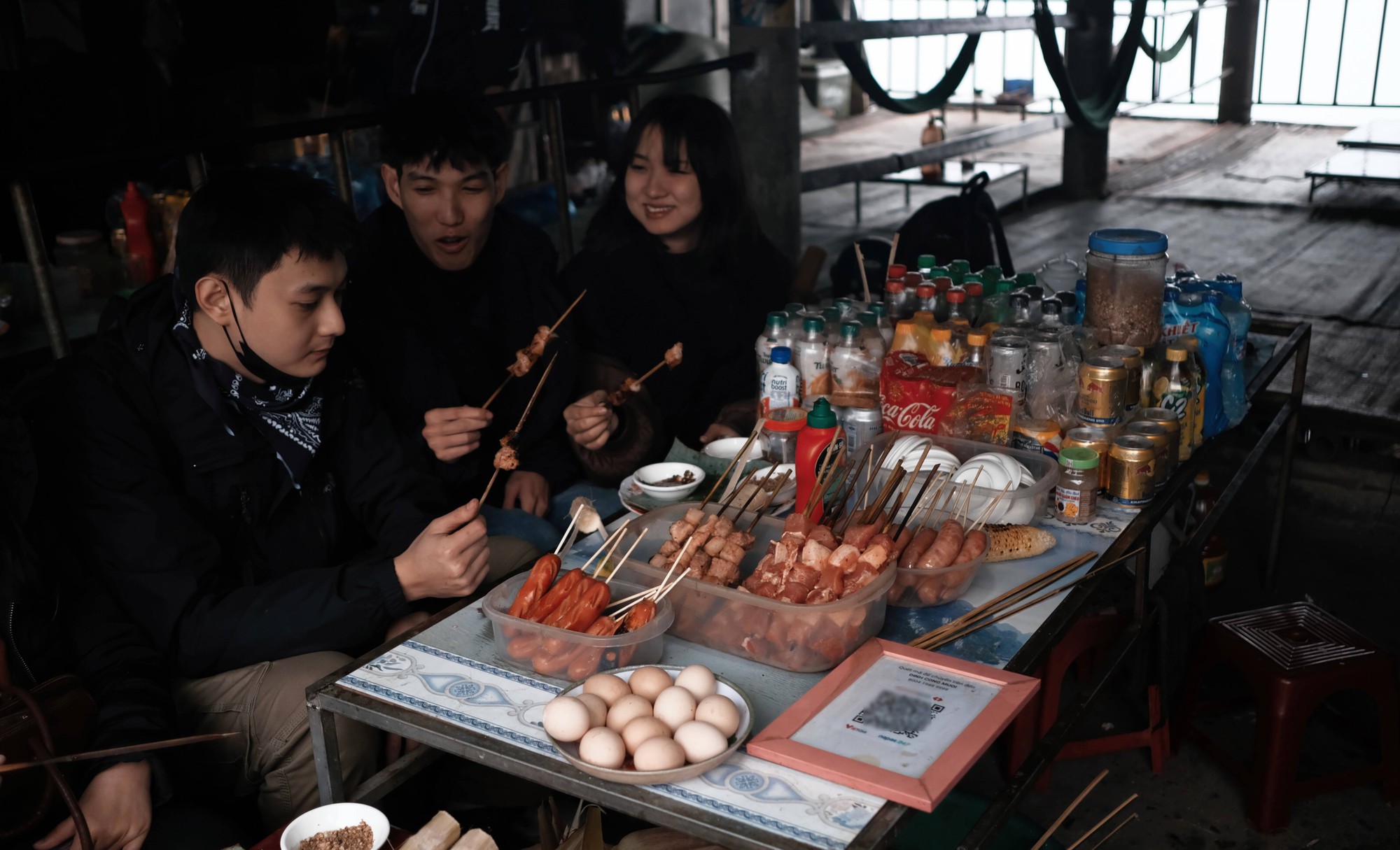 Dòng người khắp nơi đổ về Mộc Châu "săn" hoa mận: Ô tô xếp hàng dài, 30 phút mới "nhích" được 1km- Ảnh 9. Dòng người khắp nơi đổ về Mộc Châu "săn" hoa mận: Ô tô xếp hàng dài, 30 phút mới "nhích" được 1km- Ảnh 9.