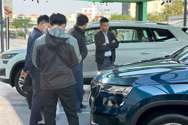 Doanh số ô tô tại Việt Nam giảm mạnh trong tháng Tết- Ảnh 2. Doanh số ô tô tại Việt Nam giảm mạnh trong tháng Tết- Ảnh 2.