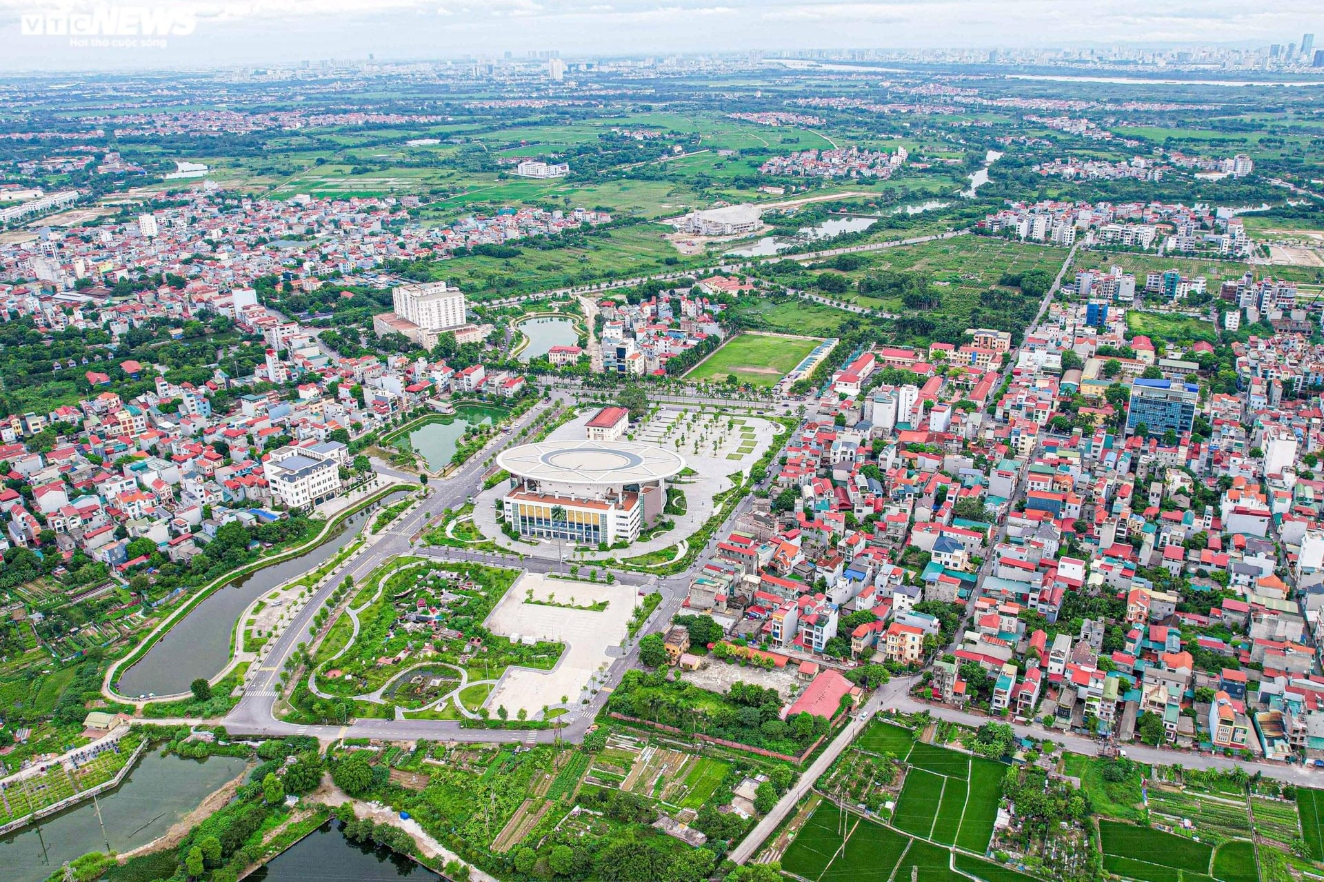 Một huyện thu ngân sách 30.000 tỷ đồng lớn bằng nhiều tỉnh cộng lại được Tổng Bí thư lấy ví dụ làm động lực tăng trưởng: Doanh nghiệp nào đã nộp đột biến?- Ảnh 2.