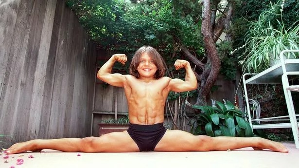 Cậu bé tập gym từ năm 3 tuổi chỉ có 1% mỡ, công việc lựa chọn sau 25 năm gây ngỡ ngàng- Ảnh 1.