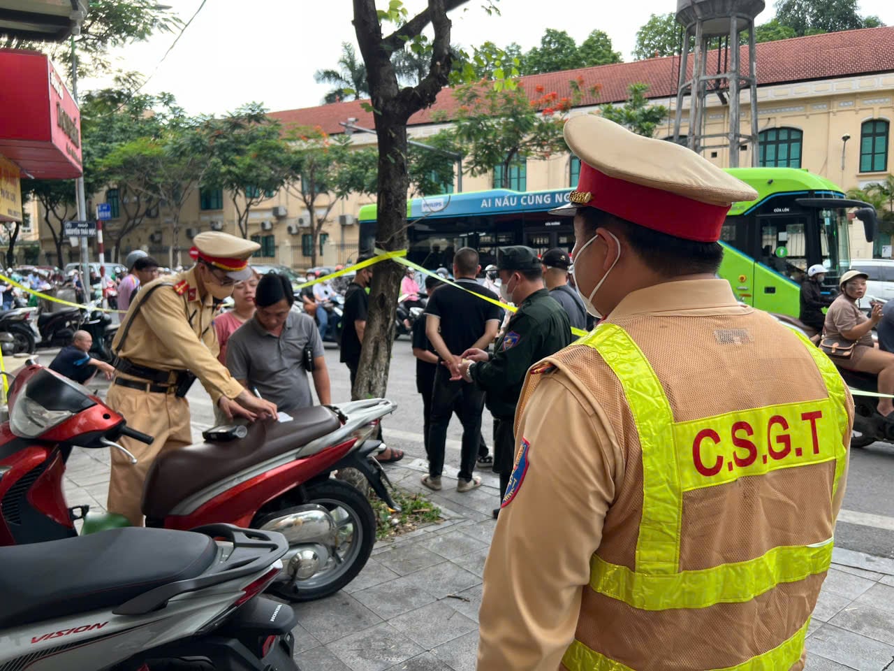 Hà Nội: 10 tổ công tác "đặc biệt" xử lý 37.517 trường hợp vi phạm giao thông, phạt tiền gần 30 tỷ đồng- Ảnh 2.