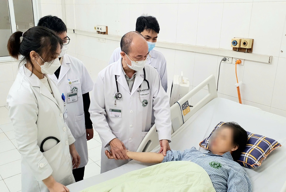 Người phụ nữ có dịch não tủy vàng đục, bác sĩ Bạch Mai chỉ ra 'thủ phạm' nguy hiểm- Ảnh 1. Người phụ nữ có dịch não tủy vàng đục, bác sĩ Bạch Mai chỉ ra 'thủ phạm' nguy hiểm- Ảnh 1.