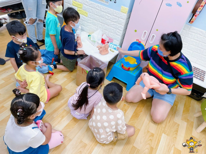 "Căng" nhất lúc này: 1 buổi giáo dục giới tính ở lớp mầm non khiến phụ huynh tranh cãi "Hiện đại hay lệch lạc?"- Ảnh 2.
