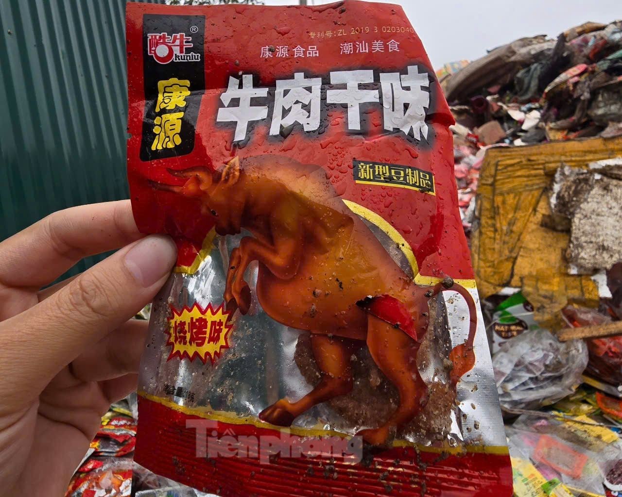 Hơn 40 tấn rác bánh kẹo vẫn chất cao như núi tại La Phù- Ảnh 5.