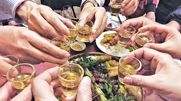 Trong buổi họp lớp, tôi là người duy nhất không nâng ly chúc mừng một người bạn giàu có, 2 tháng sau, anh ấy đến nhà để cảm ơn tôi!- Ảnh 3.