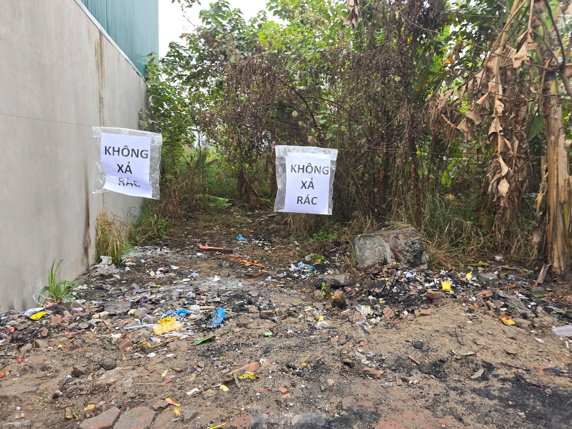 Hơn 40 tấn rác bánh kẹo vẫn chất cao như núi tại La Phù- Ảnh 10.