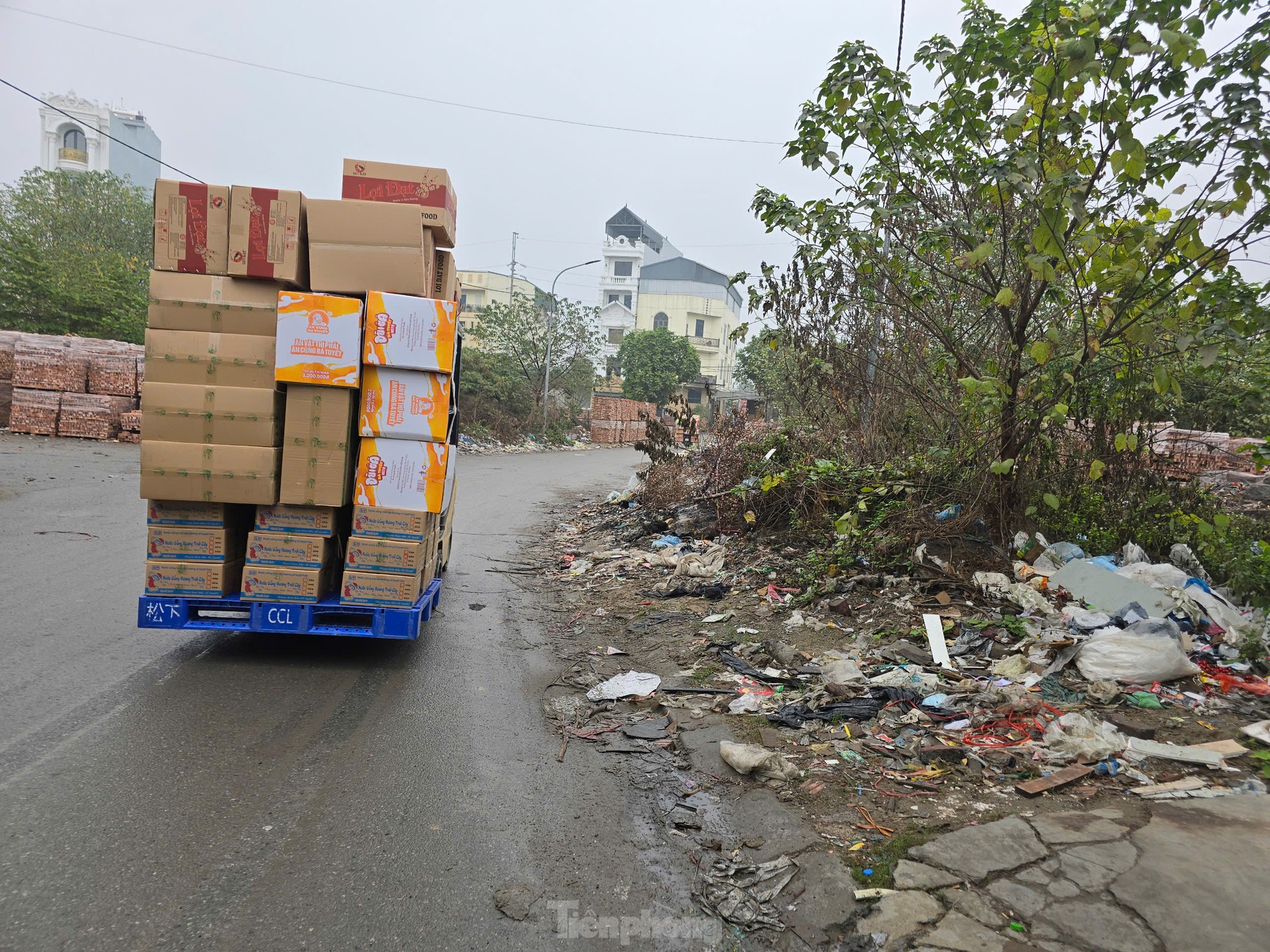 Hơn 40 tấn rác bánh kẹo vẫn chất cao như núi tại La Phù- Ảnh 9.