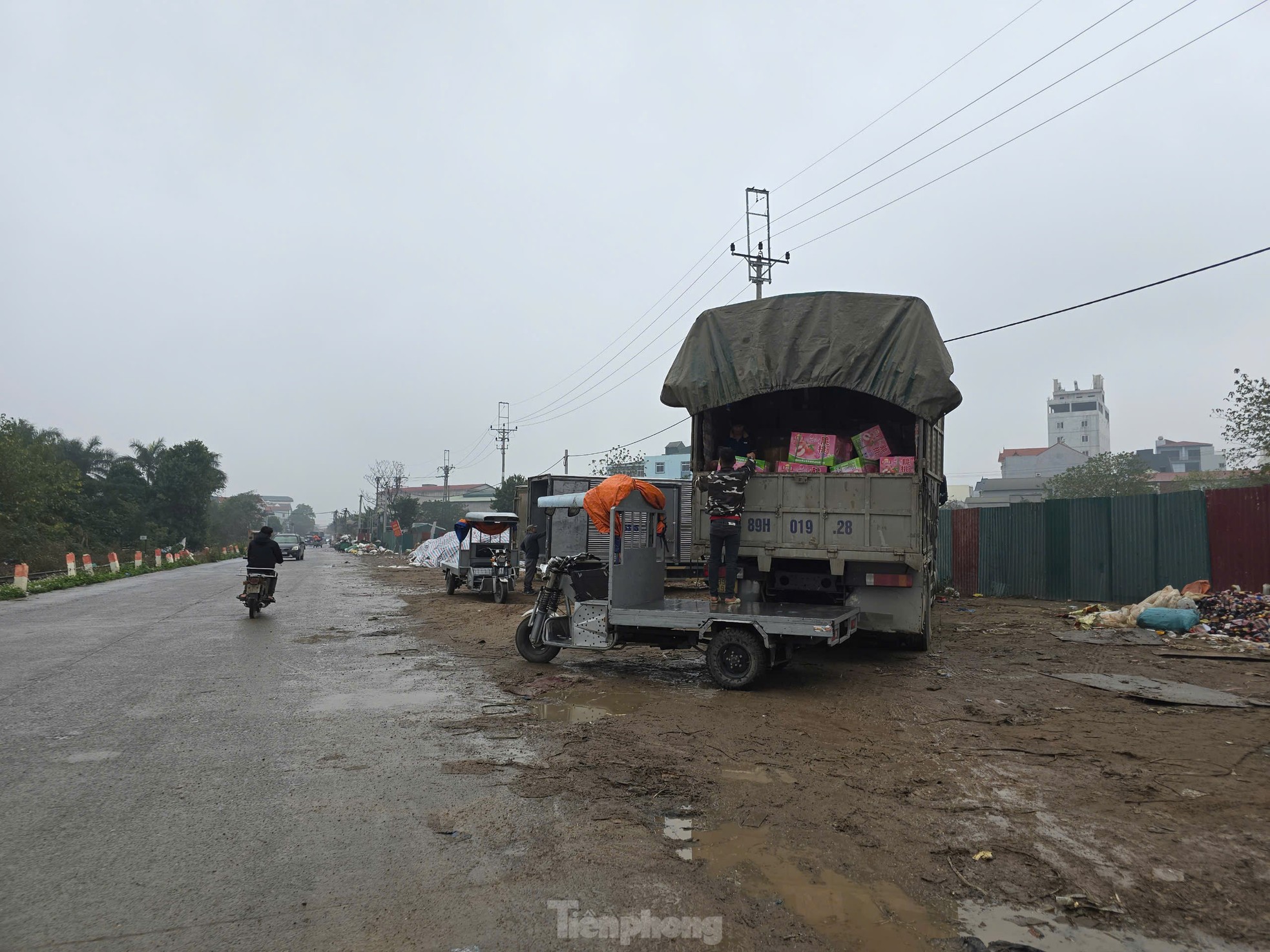 Hơn 40 tấn rác bánh kẹo vẫn chất cao như núi tại La Phù- Ảnh 6.