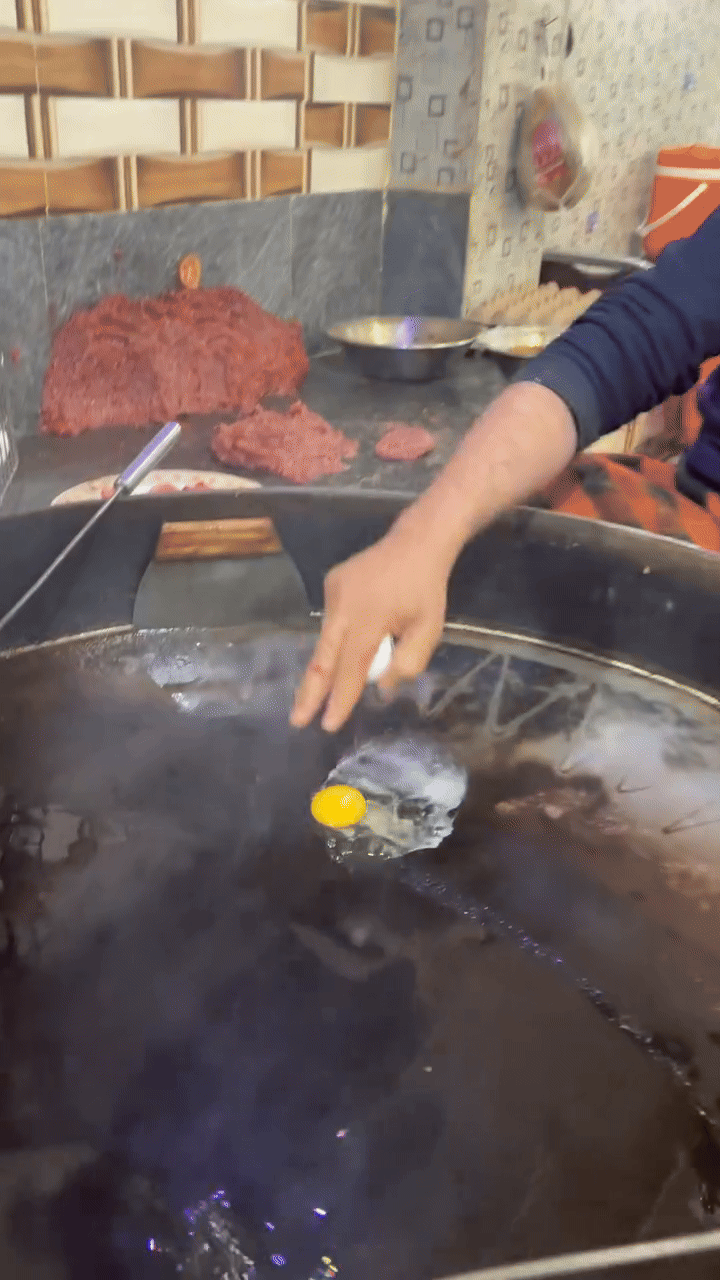 Chảo dầu chiên của một quán ăn khiến dân mạng phát hoảng, nhiều người thắc mắc không biết bao lâu mới thay 1 lần- Ảnh 1. Chảo dầu chiên của một quán ăn khiến dân mạng phát hoảng, nhiều người thắc mắc không biết bao lâu mới thay 1 lần- Ảnh 1.