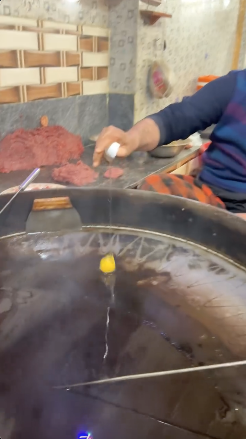 Chảo dầu chiên của một quán ăn khiến dân mạng phát hoảng, nhiều người thắc mắc không biết bao lâu mới thay 1 lần- Ảnh 2. Chảo dầu chiên của một quán ăn khiến dân mạng phát hoảng, nhiều người thắc mắc không biết bao lâu mới thay 1 lần- Ảnh 2.