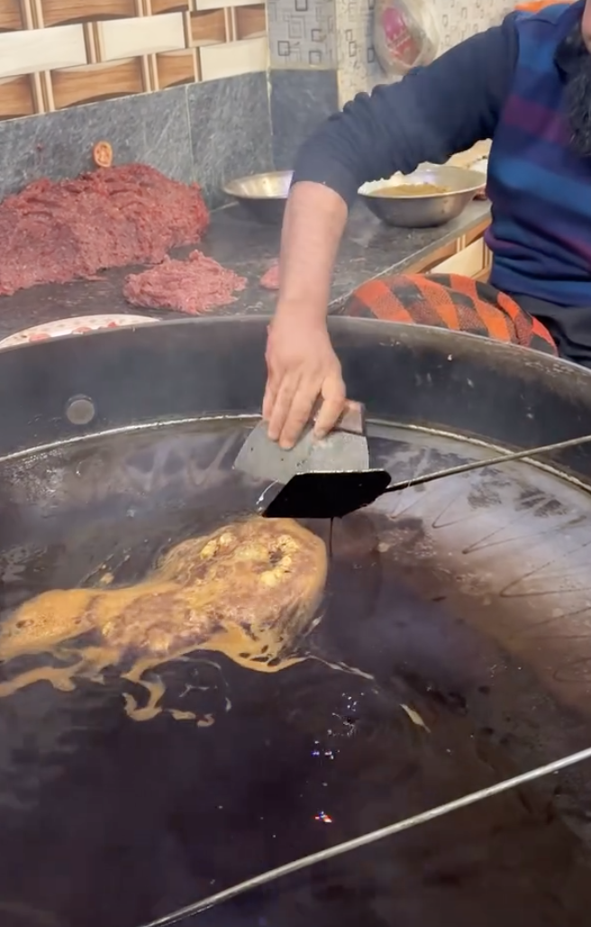 Chảo dầu chiên của một quán ăn khiến dân mạng phát hoảng, nhiều người thắc mắc không biết bao lâu mới thay 1 lần- Ảnh 3. Chảo dầu chiên của một quán ăn khiến dân mạng phát hoảng, nhiều người thắc mắc không biết bao lâu mới thay 1 lần- Ảnh 3.