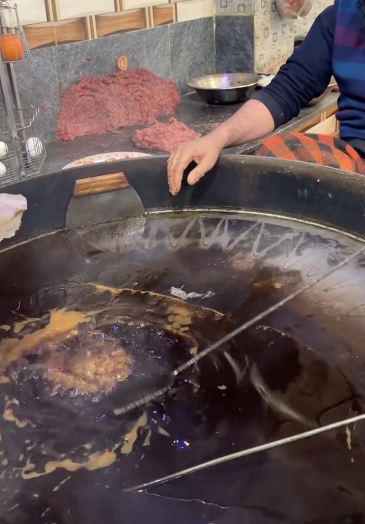 Chảo dầu chiên của một quán ăn khiến dân mạng phát hoảng, nhiều người thắc mắc không biết bao lâu mới thay 1 lần- Ảnh 4. Chảo dầu chiên của một quán ăn khiến dân mạng phát hoảng, nhiều người thắc mắc không biết bao lâu mới thay 1 lần- Ảnh 4.