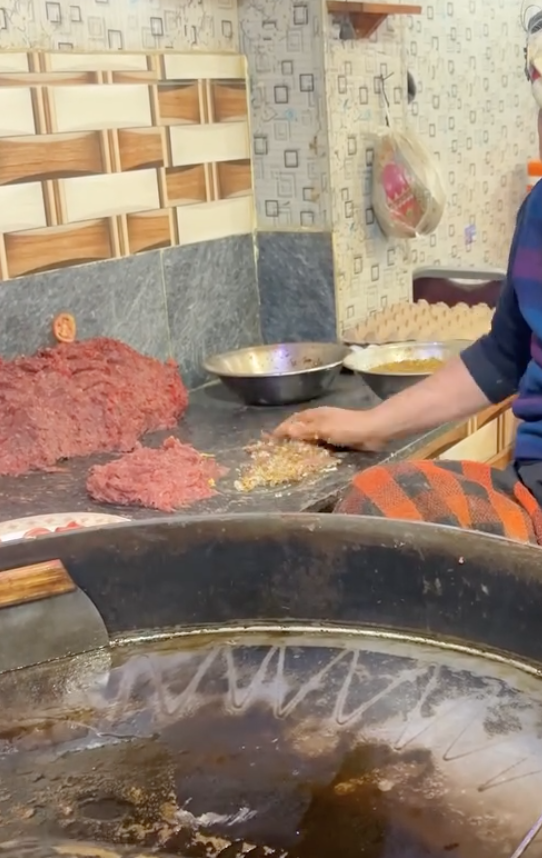 Chảo dầu chiên của một quán ăn khiến dân mạng phát hoảng, nhiều người thắc mắc không biết bao lâu mới thay 1 lần- Ảnh 5. Chảo dầu chiên của một quán ăn khiến dân mạng phát hoảng, nhiều người thắc mắc không biết bao lâu mới thay 1 lần- Ảnh 5.