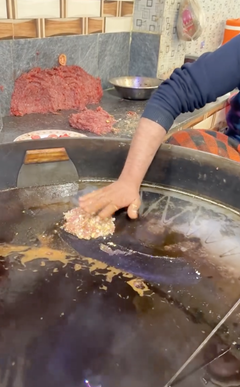 Chảo dầu chiên của một quán ăn khiến dân mạng phát hoảng, nhiều người thắc mắc không biết bao lâu mới thay 1 lần- Ảnh 6. Chảo dầu chiên của một quán ăn khiến dân mạng phát hoảng, nhiều người thắc mắc không biết bao lâu mới thay 1 lần- Ảnh 6.