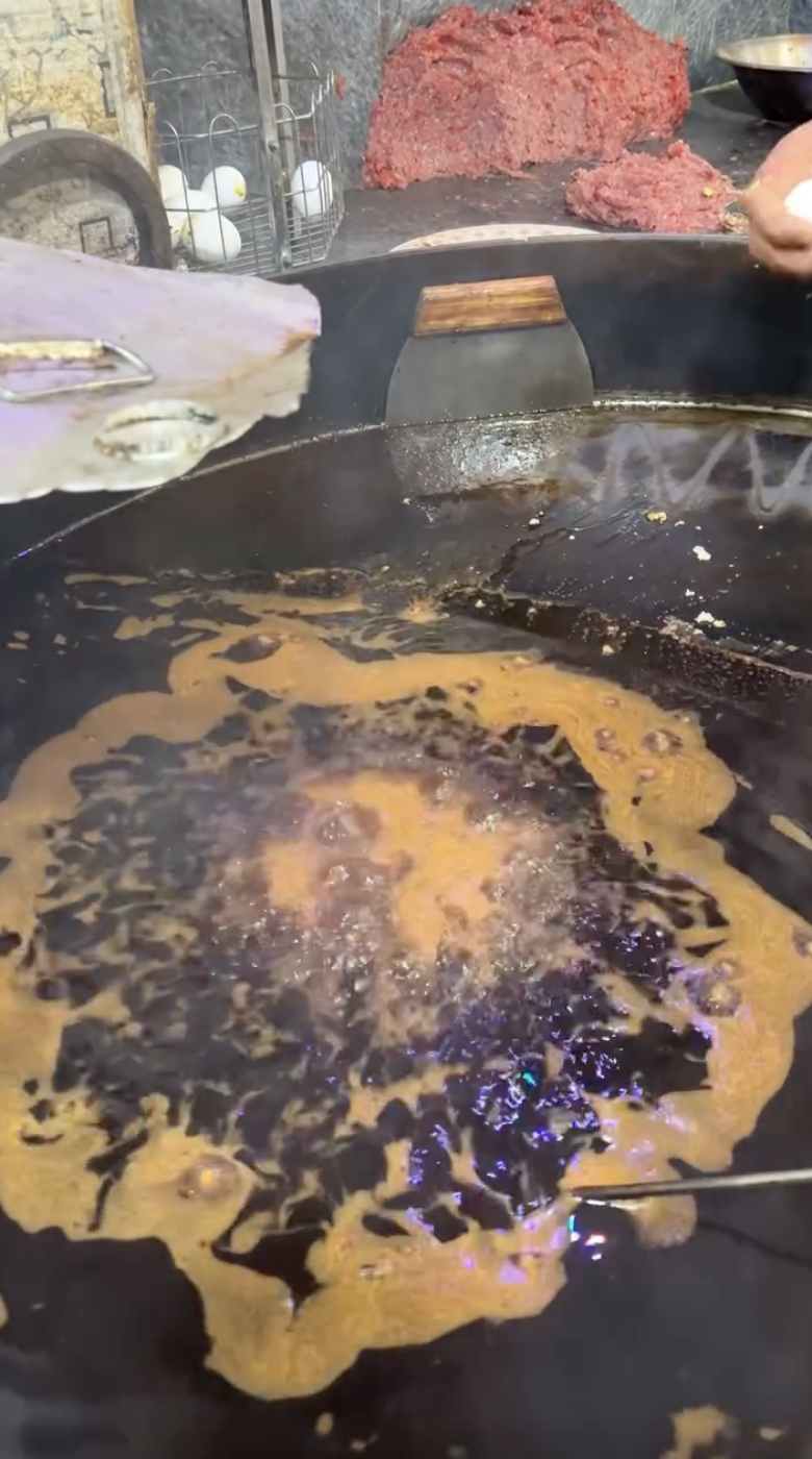 Chảo dầu chiên của một quán ăn khiến dân mạng phát hoảng, nhiều người thắc mắc không biết bao lâu mới thay 1 lần- Ảnh 7. Chảo dầu chiên của một quán ăn khiến dân mạng phát hoảng, nhiều người thắc mắc không biết bao lâu mới thay 1 lần- Ảnh 7.