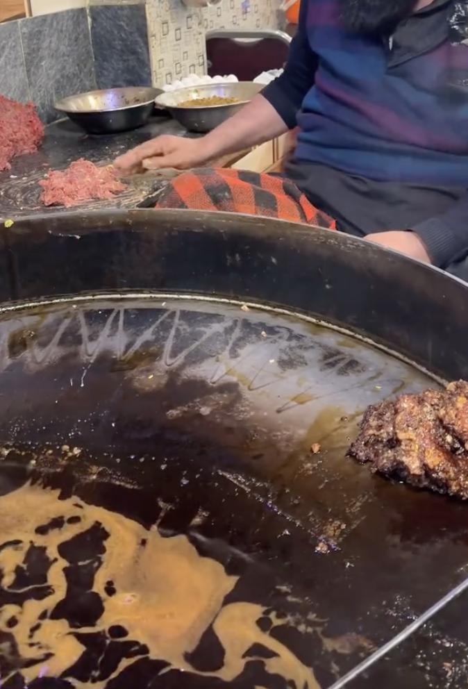 Chảo dầu chiên của một quán ăn khiến dân mạng phát hoảng, nhiều người thắc mắc không biết bao lâu mới thay 1 lần- Ảnh 8. Chảo dầu chiên của một quán ăn khiến dân mạng phát hoảng, nhiều người thắc mắc không biết bao lâu mới thay 1 lần- Ảnh 8.