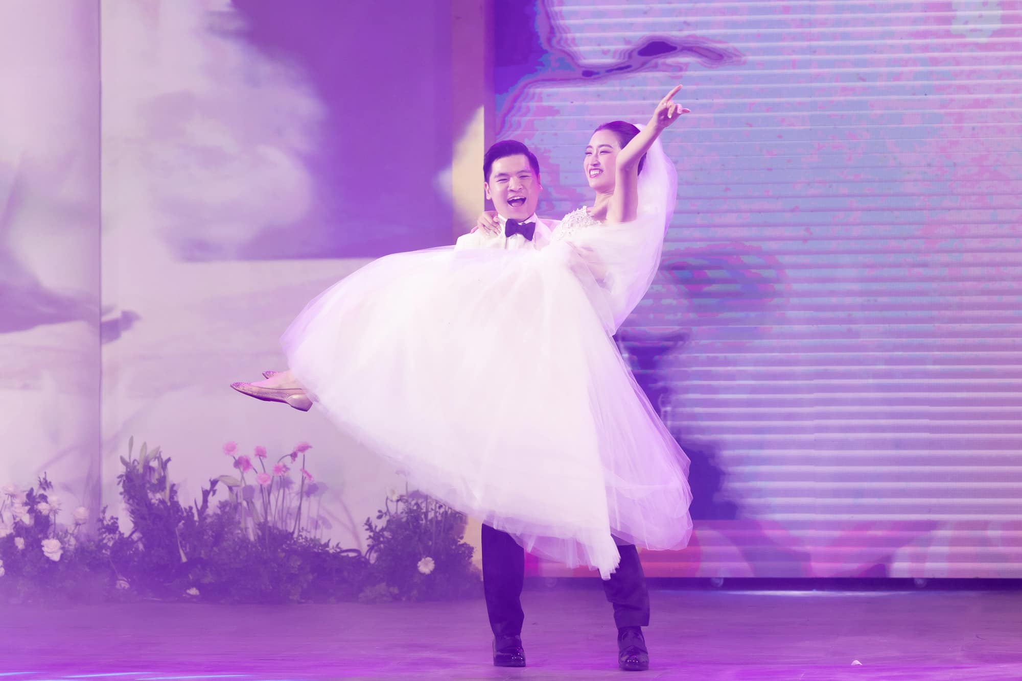 Midu - Đỗ Mỹ Linh: 2 nàng dâu hào môn cứ xuất hiện là gây sốt, cuộc sống hôn nhân có điều khác biệt- Ảnh 12. Midu - Đỗ Mỹ Linh: 2 nàng dâu hào môn cứ xuất hiện là gây sốt, cuộc sống hôn nhân có điều khác biệt- Ảnh 12.